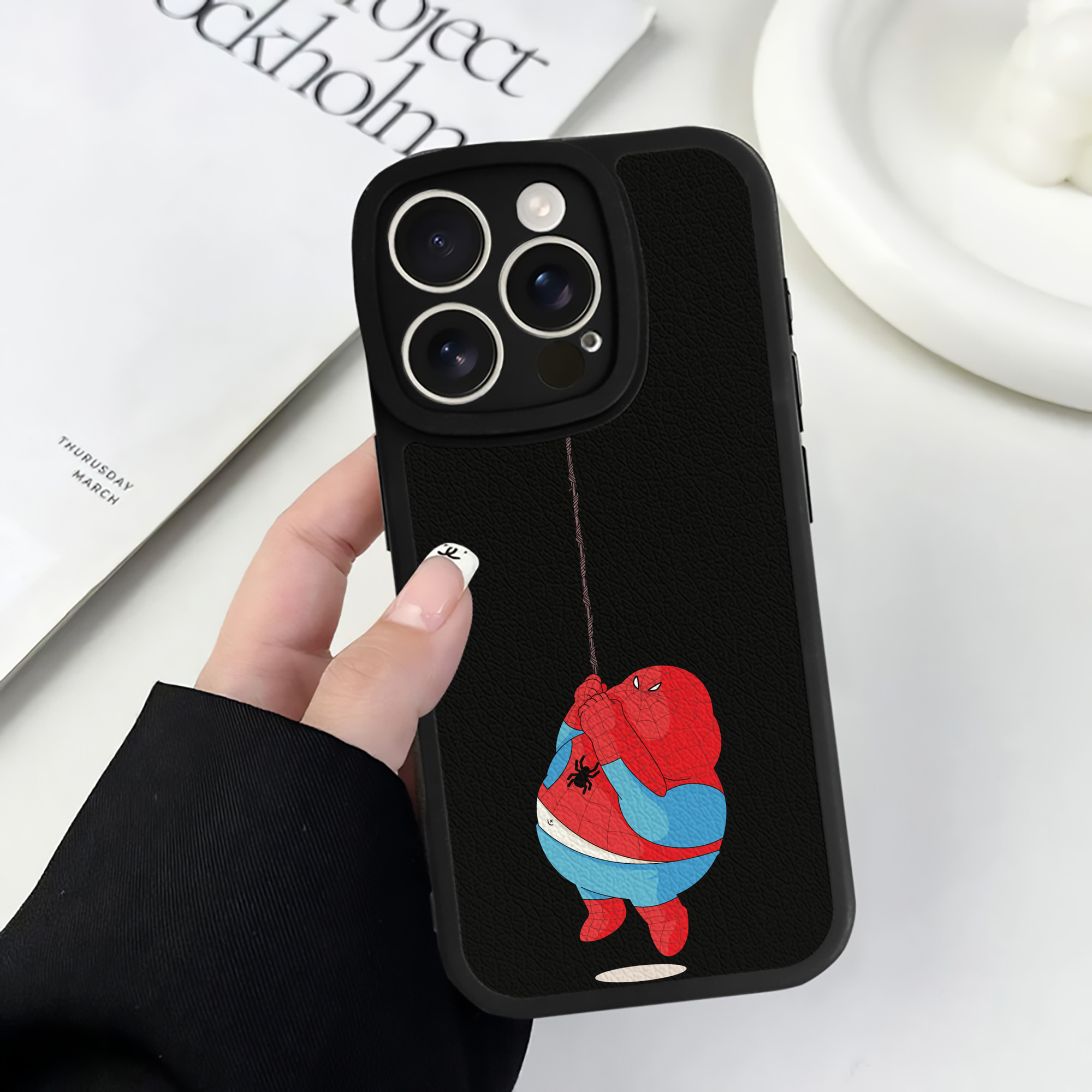 （画像用） アベンジャーズ The Avengers 【iPhone 16シリーズ対応】シリコンスマホケース（レザー調） 材質：シリコン